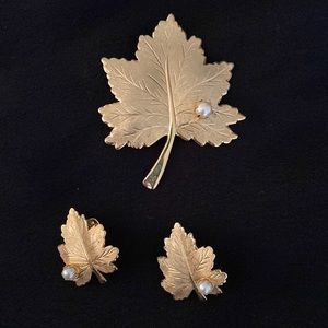 Good colored metal broach pin and clip on earring set adorned with a faux pearl